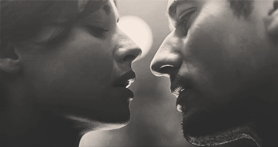 Couple Sweethearts Besos Apasionados GIF