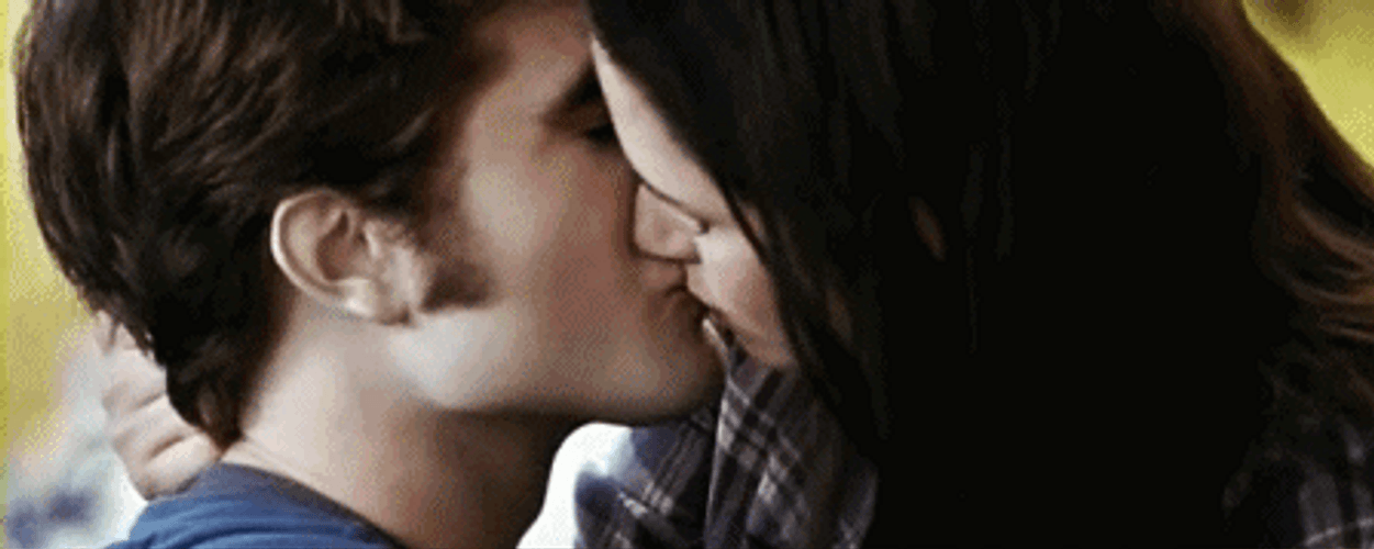 Deep Kiss Bella Edward GIF