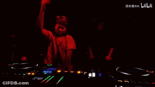 DJ Playing Music In Front Of Crowd Bilibili GIF