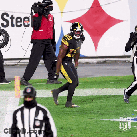 Football Player In Black Yellow Uniform Number 18 GIF