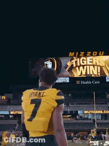 Football Player In Yellow Jersey Number 7 GIF