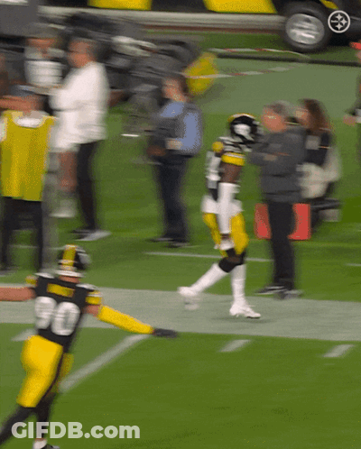 Football Player Wearing Number 90 Running GIF