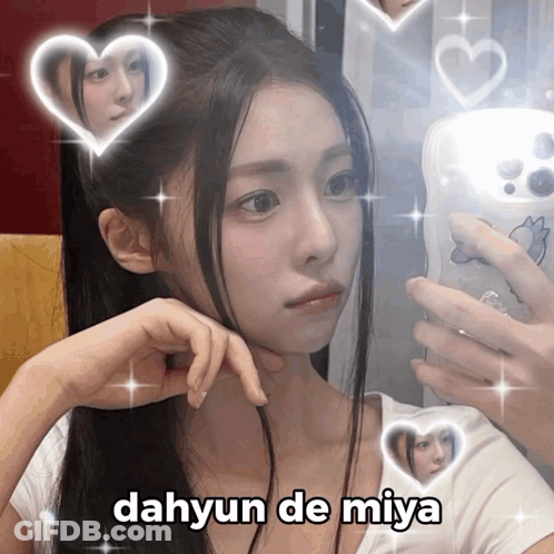 Girl Taking Selfie Dahyun De Miya GIF