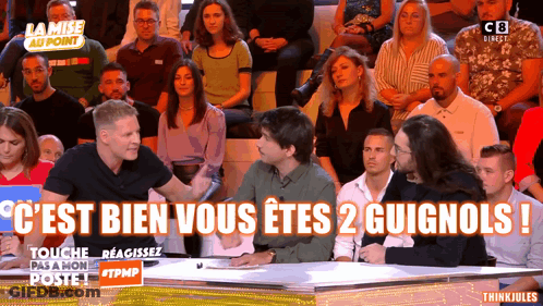 Group Of People Sitting In Front Of Screen La Mise Au Point GIF