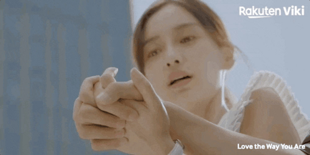 Holding Hands Angela Baby Lai Kuanlin GIF