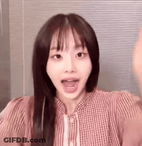 Hot To Go Chuu Loona GIF