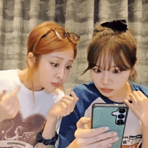 Huh Yunjin Kim Chaewon GIF