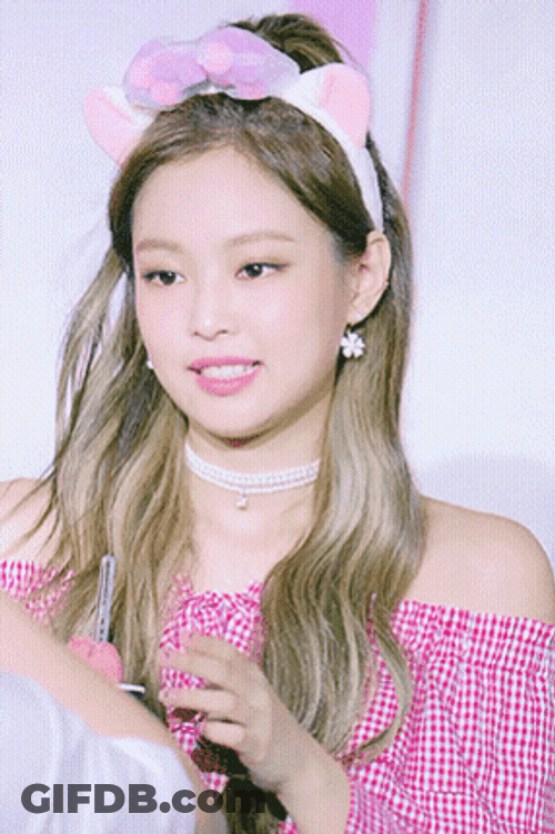 Jennie Kiss Arrow GIF