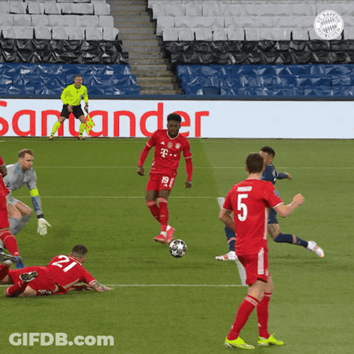 Joshua Zirkzee Tactical Awareness GIF