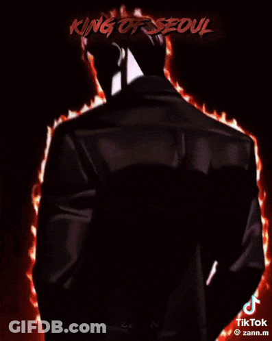 King Of Seoul Is Written On The Back Of A Man 'S Shirt GIF