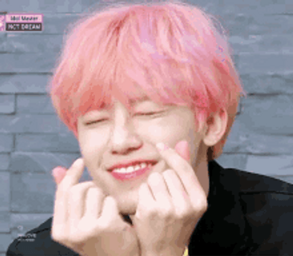 Kpop Member Jaemin Finger Heart Pink Hair GIF