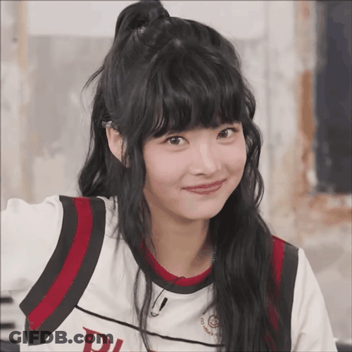 Le Sserafim Hong Eunchae Cute Wink GIF
