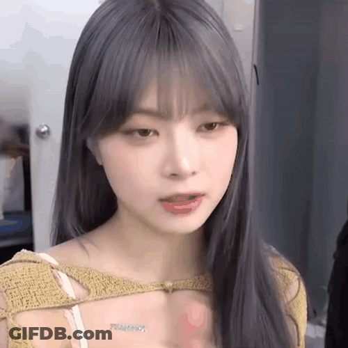 Le Sserafim Hong Eunchae Heart Finger Sign GIF