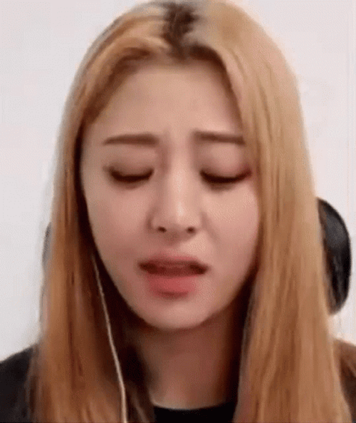 Le Sserafim Huh Yunjin Sarcastic Face Reaction GIF