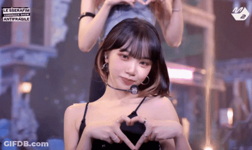 Le Sserafim Kim Chaewon Boken Finger Heart Sign GIF