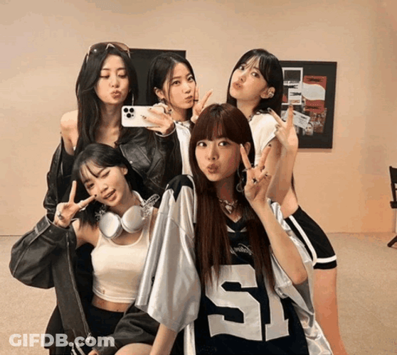 Le Sserafim Members Mirror Selfie GIF