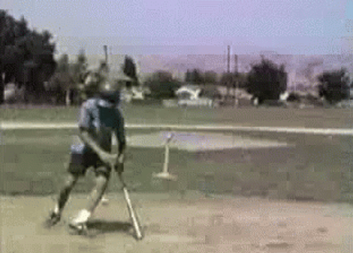 Limbecille Del Giorno Swing And A Miss GIF