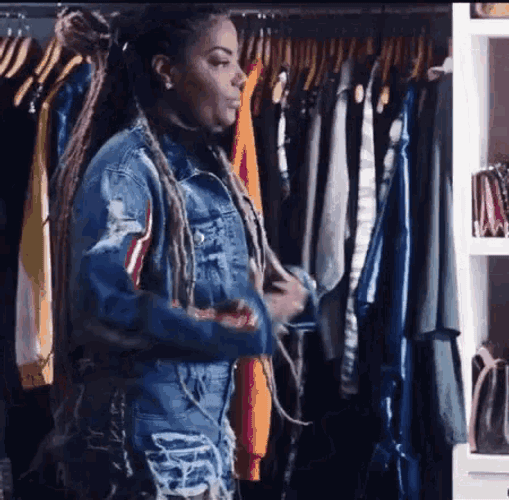 Ludmilla Pose GIF