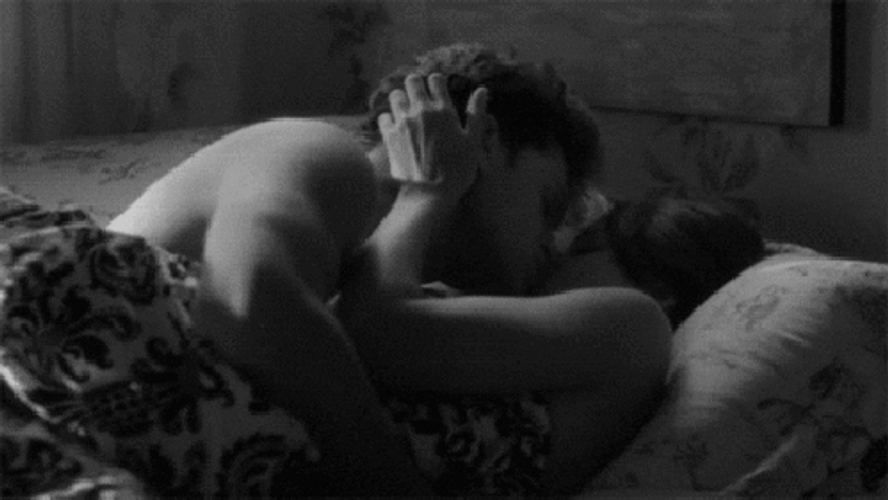 Lying Couple Besos Apasionados GIF