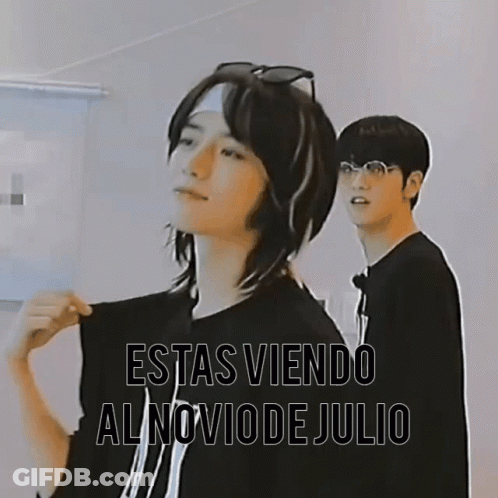 Man And Woman Estas Viendo Al Noviode Julio GIF
