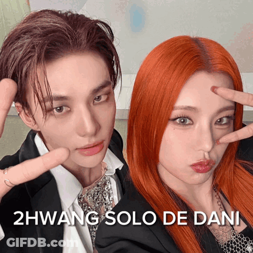 Man And Woman Posing For Photo 2Hwang Solo De Dani GIF