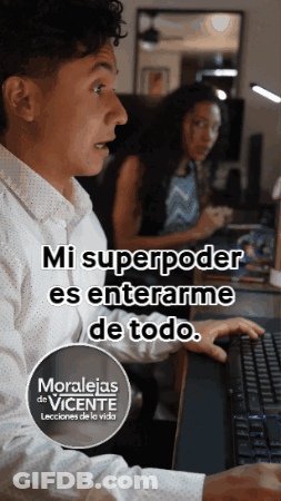 Man At Desk With Computer Saying Mi Superpoder Es Enterarme De Todo GIF