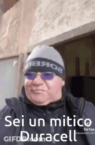 Man Beanie Sunglasses Saying Sei Un Mitico Duracell GIF