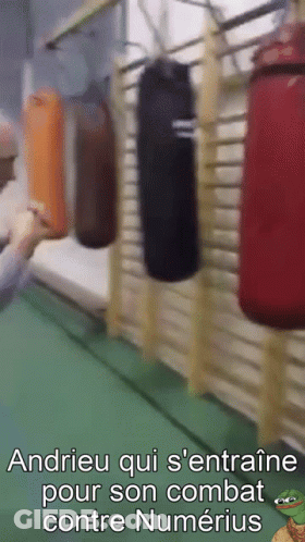 Man Holding Punching Bag With Andreu Qui S'Entraine Pour Son Combat Contre Numerius GIF