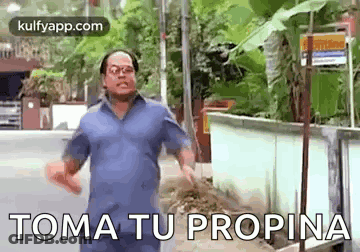 Man In Blue Shirt Running Down Street Saying Toma Tu Propina GIF