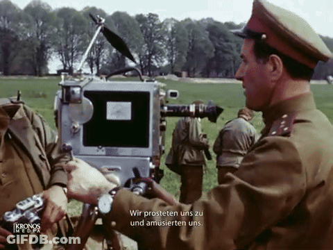 Man In Military Uniform Pointing Wir Prosteten Uns Zu Amüsierten Uns GIF