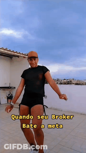 Man In Shorts And Black Shirt Dancing Quando Seu Broker Bate A Meta GIF