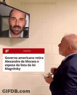 Man In Suit Looking At TV Saying Governo Americano Retira GIF