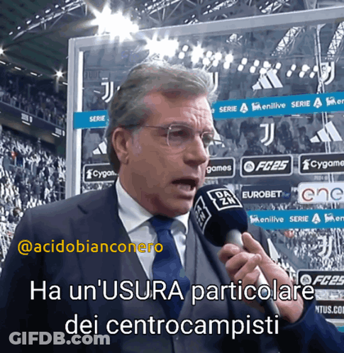 Man In Suit Speaking Into Microphone Ha Un'Usura Particolare Dei Centrocampisti GIF