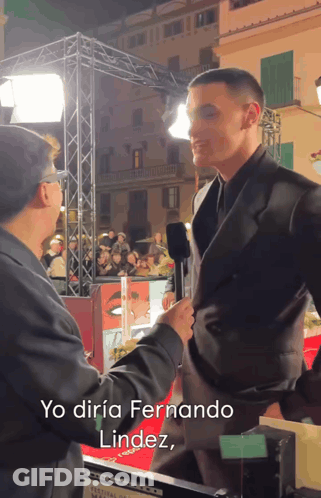 Man Interviewed Saying Yo Diria Fernando Lindez GIF