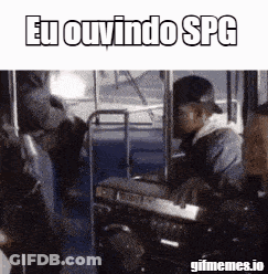 Man Playing Keyboard On Bus Eu Ouvindo SPG GIF