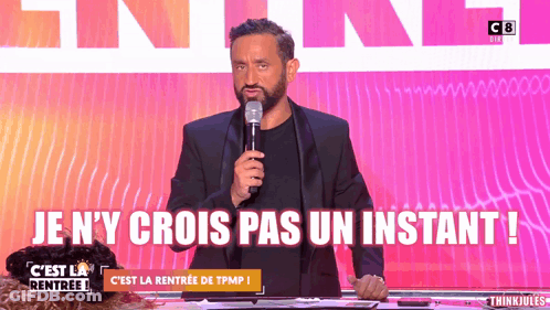 Man Speaking Into Microphone Je N'y Crois Pas Un Instant GIF