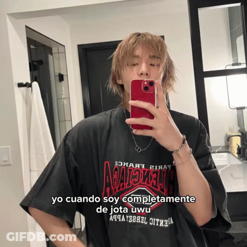 Man Taking Selfie In Mirror Yo Cuando Soy Completamente De Jota Uwu GIF