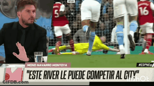Man Watching Soccer Game Saying Este River Le Puede Competir Al City GIF