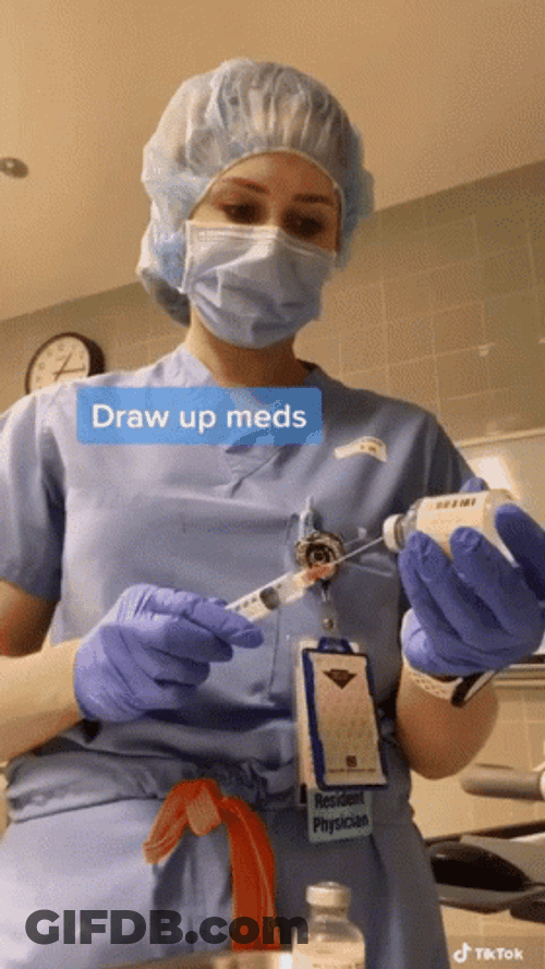 Médica Surgical Technician Drawing Up Meds GIF