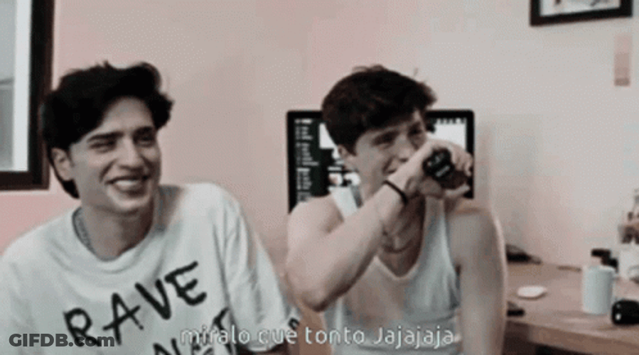 Men Laughing Miralo Que Tonto Jajajaja Meme GIF