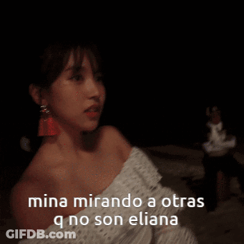 Mina Mirando A Otras Q No Son Eliana GIF