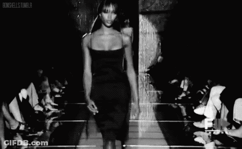 Modelo Naomi Campbell Walking On Black Dress GIF