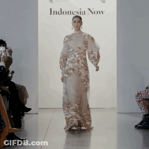 Modelo Walking Wearing Indonesia Now Dress GIF