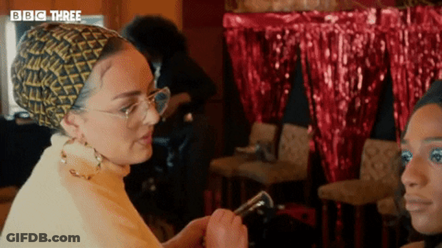 Mua Apply Eyeshadow To Model GIF