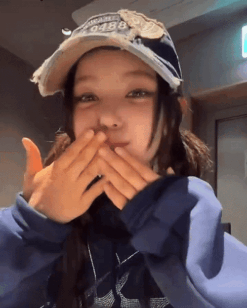 Newjeans Danielle Marsh Blow A Kiss GIF