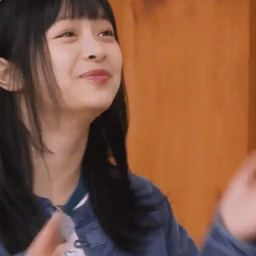 Newjeans Hanni Clapping Hands GIF
