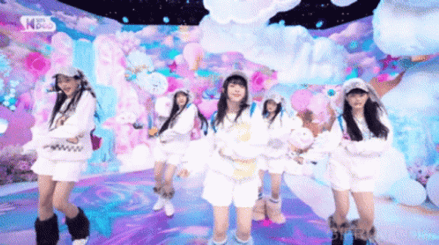 Newjeans Members Singing And Dancing GIF