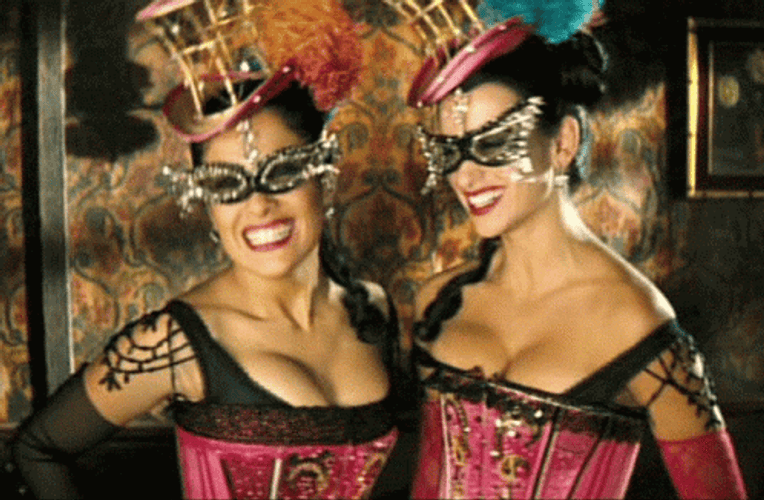 Penelope Cruz Salma Hayek Bandidas GIF