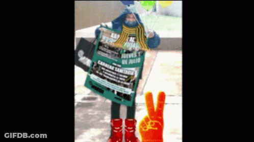 Person Holding Sign Saying Jueves Y De Julio GIF