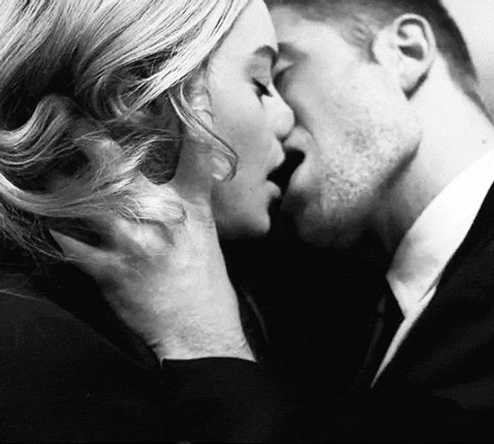 Robert Pattinson Besos Apasionados GIF